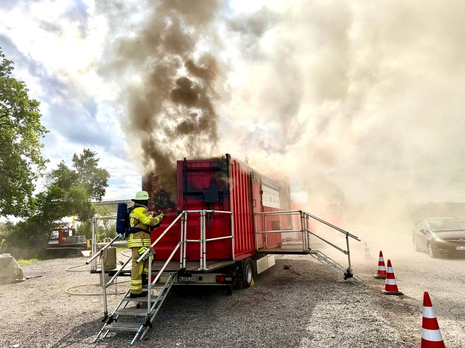 Feuerwehr übt am Segelflugzentrum Königsdorf
